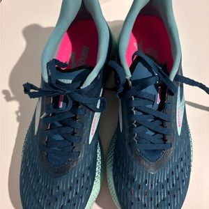 Brooks running shoes practically new, fit is too big , must sell